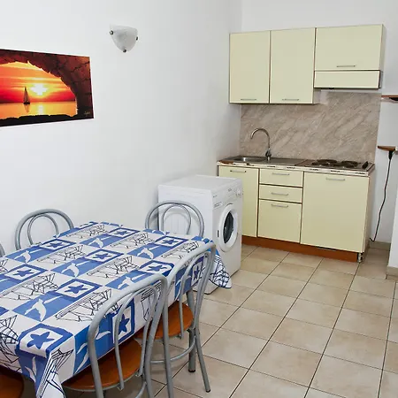 Aparthotel Trilocale In Un A Principina Mare 2*